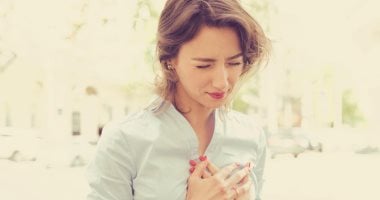ليس ألم الصدر فقط.. علامات تحذرك أن قلبك في خطر