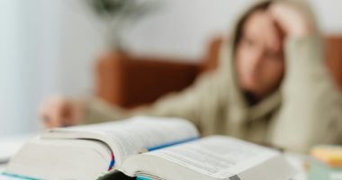 إشارت جسدية ونفسية للتوتر تظهر على ابنك قبل الامتحان.. اعرف أهم النصائح