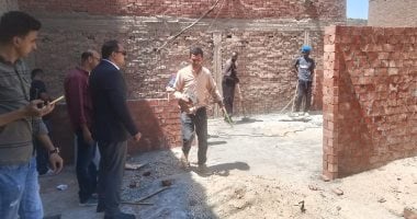 إزالة سقف دور مخالف بعقار فى العجوزة واتخاذ الإجراءات القانونية.. صور