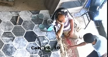 تداول فيديو مثير لسرقة مسن أثناء نومه داخل محل بنجع حمادي فى قنا