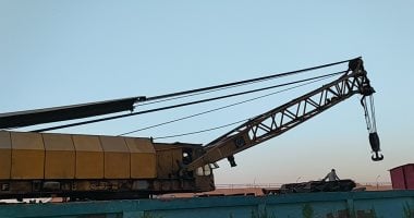 وصول ونش الإنقاذ لرفع عربة قطار البضائع بعد خروجها من مسارها بسوهاج.. مباشر
