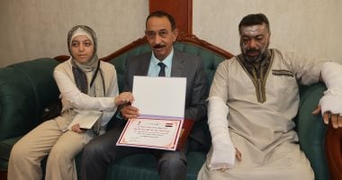 محافظة سوهاج تكرم البطل عادل عبد العال لإنقاذه 6 شباب من حريق بطما..فيديو