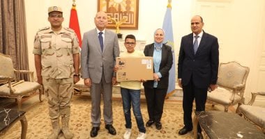 ​محافظ القاهرة يستجيب لرغبة طالب من ذوي الهمم ويهديه لابتوب
