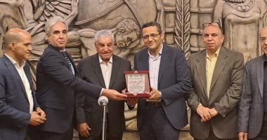 نقيب الصحفيين: تكريم زاهى حواس تقديرًا لجهود في التعريف بالحضارة المصرية
