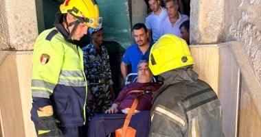 الحماية المدنية تساعد فى إنزال مريض وزنه 150 كيلو من عقار ونقله للمستشفى