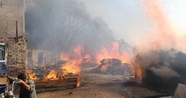 المعاينة: حريق مصر القديمة بهيش ومخلفات أمتدت لعشش وأخشاب بطول 700 مترا.. صور