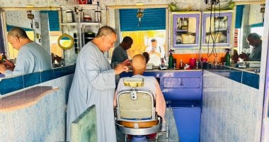 شغال من أيام الخمسينيات.. محل حلاقة بقنا يحكي حكايات 75 عاما من الذكريات.. صور