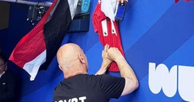 حسام حسن يلبي رغبة الجماهير بالتوقيع على قمصان المنتخب بعد مباراة بلجيكا.. صور