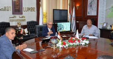 محافظ الأقصر يناقش معالجة انهيار طريق ترعة أصفون بإسنا.. صور
