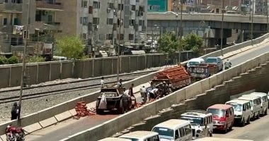 انقلاب مقطورة محملة بالطوب بمدخل بنها القبلي.. ورفع الحمولة بمعدات مجلس المدينة