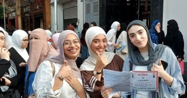 طلاب الثانوية العامة نظام قديم يؤدون امتحان اللغة الثانية كمادة مضافة للمجموع دون شكاوى.. التعليم: طلبة النظام الجديد يختبرون الخميس فى الكيمياء والجغرافيا بلا إجازة.. وتؤكد: متاح الإجابة عن مواد اللغات بالعربى