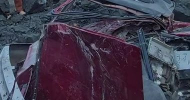 العربية اتعجنت.. صور حادث لسقوط تريلا على سيارة ملاكي بالوراق.. صور