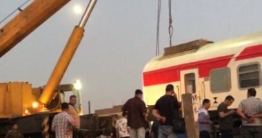 جهود مكثفة لرفع عربات قطار خرج عن القضبان بكفر الزيات.. فيديو