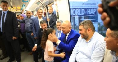 ​لفتة إنسانية.. كامل الوزير يُقبل رأس طفلة بالمونوريل طلبت التقاط صورة معه
