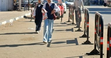 توافد طلاب الثانوية العامة بالجيزة على لجان امتحان الكيمياء والجغرافيا