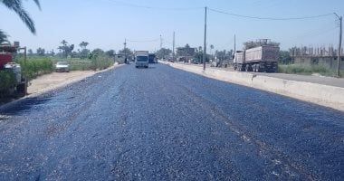 الانتهاء من أعمال طبقة الأساس بمشروع البلاطات الخرسانية على طريق دمو بنى سويف