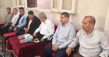 وكيل تعليم الشرقية يقدم العزاء لأسرة الطالبة المتوفاة فى امتحانات الثانوية