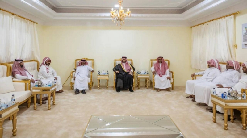 نائب أمير منطقة الجوف يعزّي الرويلي بوفاة والدته