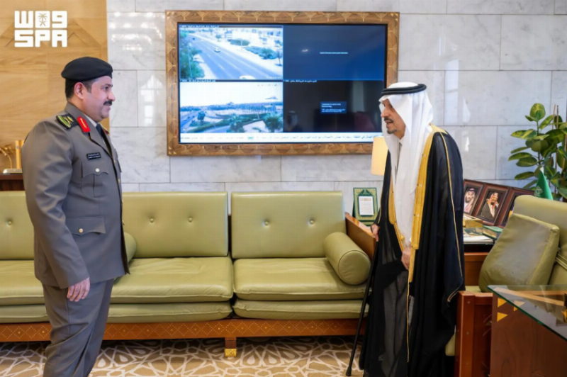 أمير الرياض يُقلِّد مدير مكافحة المخدرات بالمنطقة رتبته الجديدة