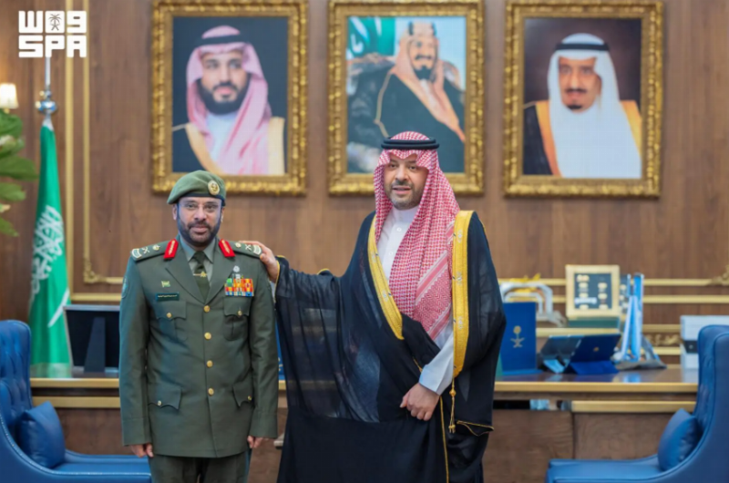 أمير الحدود الشمالية يقلّد مدير إدارة الجوازات رتبته الجديدة