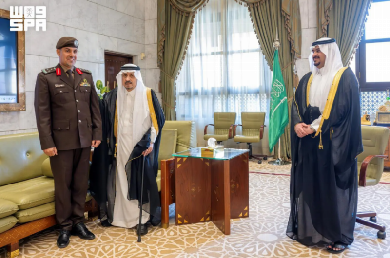 أمير منطقة الرياض يقلّد قائد قوة الأمن البيئي بالمنطقة رتبته الجديدة