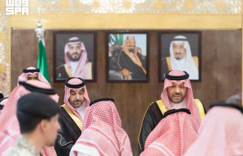 أمير منطقة الحدود الشمالية ونائبه يستقبلان منسوبي الإمارة المُهنئين بعيد الأضحى