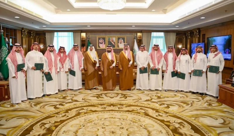 أمير منطقة جازان يستقبل فريق تقييم الأداء عبر منصة “أبشر داخلية”