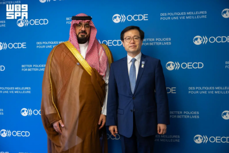 وزير الاقتصاد ووزير التجارة والصناعة والطاقة الكوري يناقشان سُبل تعزيز مجالات التعاون