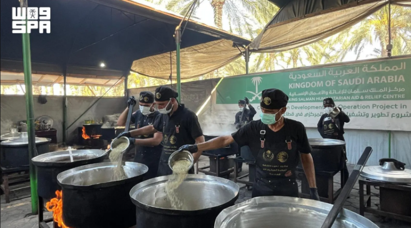 مركز الملك سلمان يوزع 25,000 وجبة غذائية ساخنة في قطاع غزة