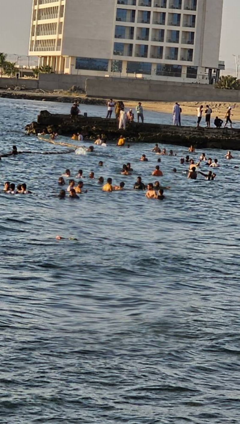 مسبح الدقم بأملج.. أجواء معتدلة وبيئة آمنة للمتنزهين