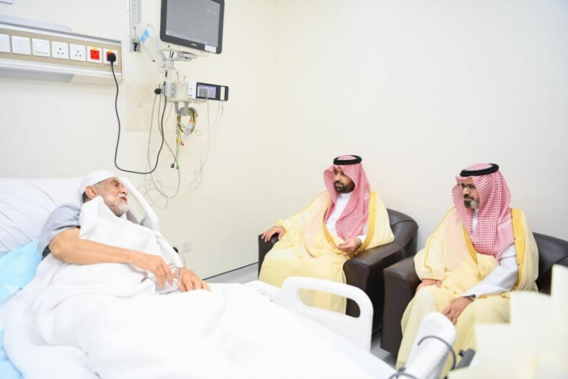أمير جازان ونائبه يزوران شيخ شمل محافظة ضمد للاطمئنان على صحته