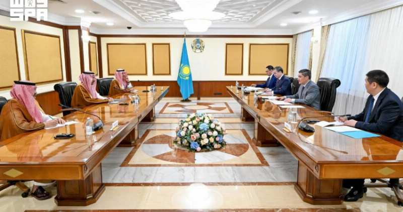 رئيس الوزراء الكازاخستاني ووزير الصناعة يناقشان تعزيز التعاون الاقتصادي بين البلدين