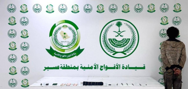دوريات الأفواج الأمنية بمنطقة عسير تقبض على مخالف لنظام أمن الحدود لتهريبه مادتي الإمفيتامين والحشيش المخدرتين