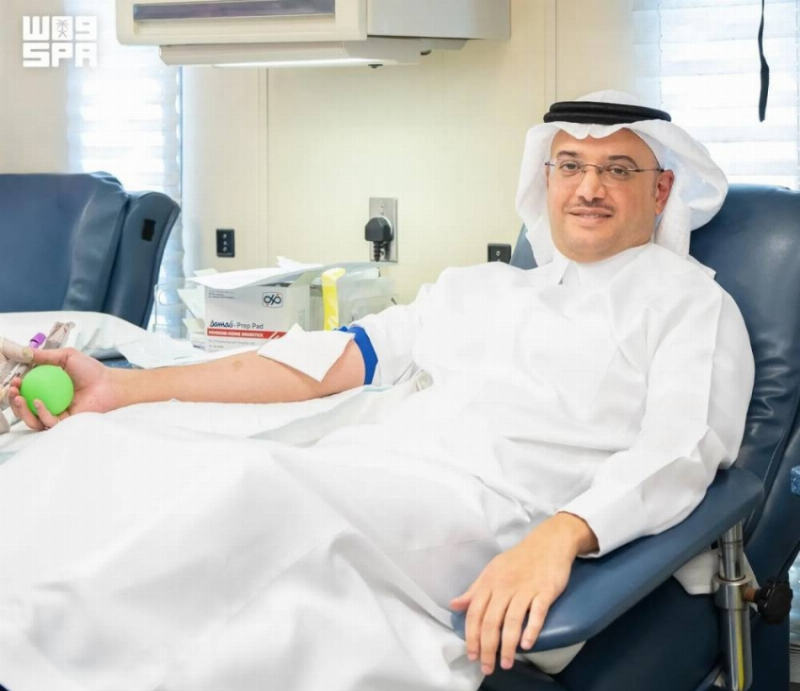 محافظ الأحساء يشارك في حملة للتبرع بالدم