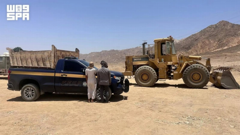 ضبط مخالفَين لنظام البيئة استغلا الرواسب في تبوك