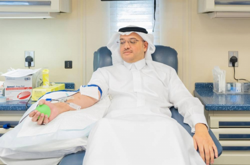 محافظ الأحساء يشارك في حملة التبرع بالدم