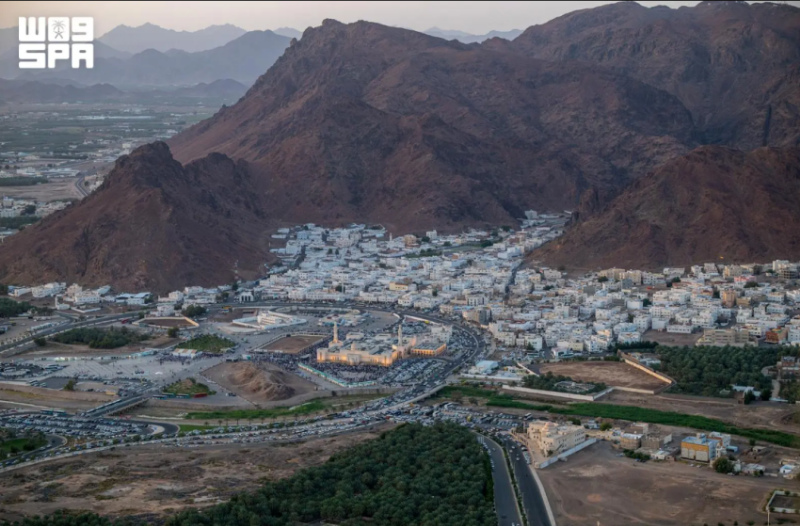جبل أحد “يحبنا ونحبه”.. من أبرز معالم المدينة المنورة وأكبر جبالها