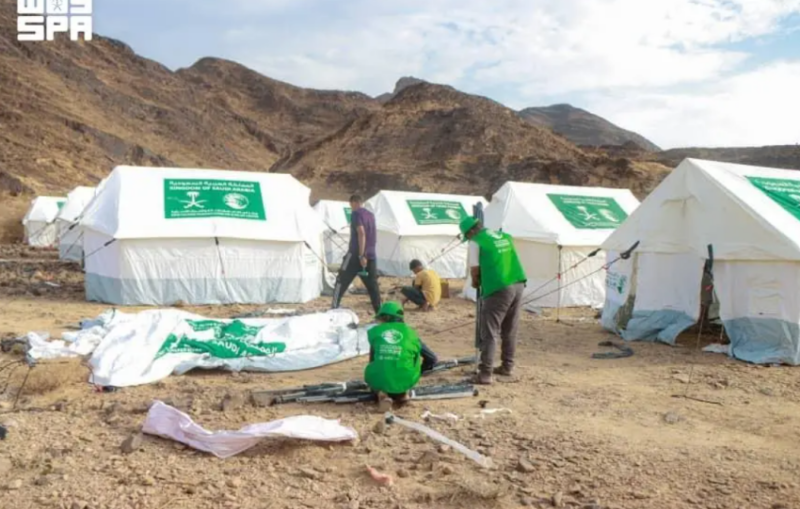 مركز الملك سلمان يوزّع 75 خيمة و75 حقيبة إيوائية في مديرية حطيب بمحافظة شبوة