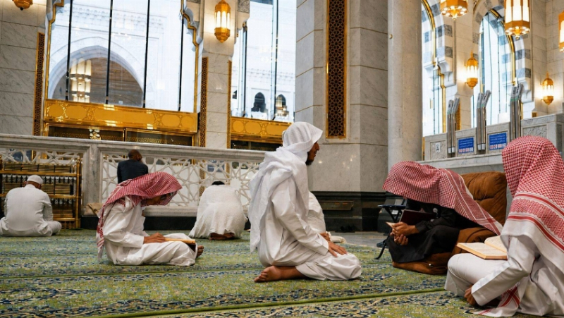 انطلاق دورة “حفظ السنة النبوية والمتون العلمية” بالمسجد الحرام لعام 1448هـ