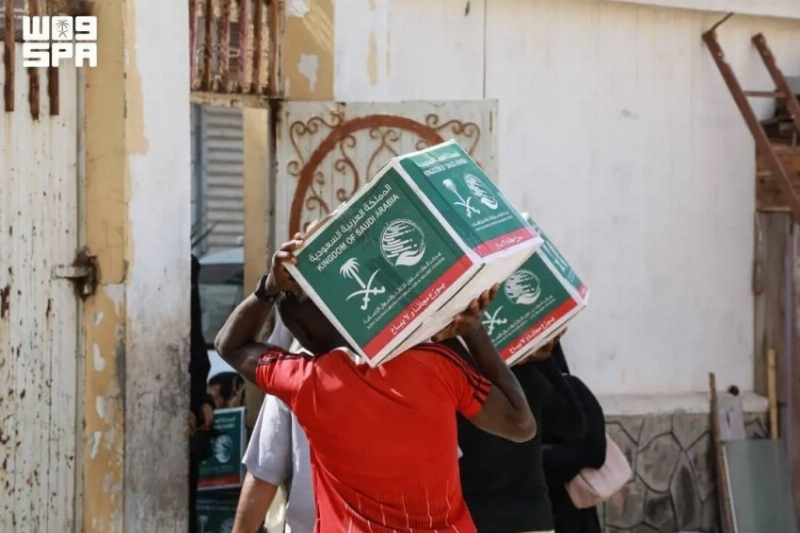 “سلمان للإغاثة” يوزّع (152) طنًا من المواد الغذائية في عدن