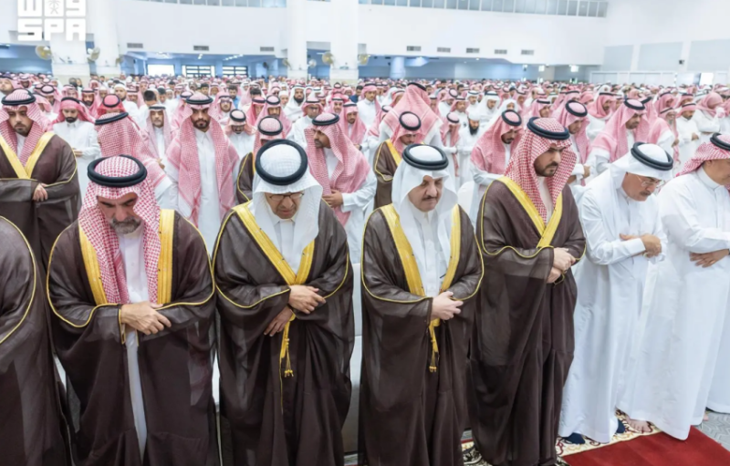 أمير المنطقة الشرقية يؤدي صلاة الميت على شهداء حادث سقوط الطائرة المروحية التابعة لشركة أرامكو