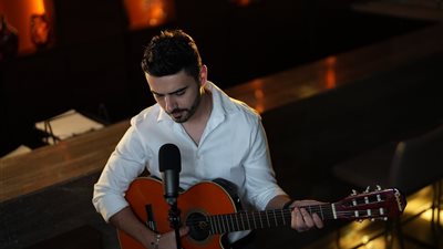 بعد 20 سنة من “إكس فاكتور”.. أحمد علاء يعود بألبوم “مش طبيعي”