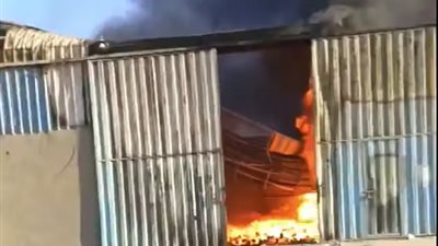الدفع بسيارات الإطفاء.. حريق هائل يلتهم مخزنًا بالمرج