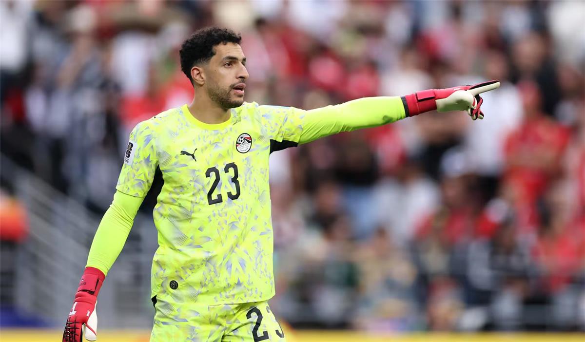 أحمد شوبير يوجه نصيحة من كلمة واحدة لنجله مصطفى.. ويتحدث عن الأفضل بينهما في كأس العالم