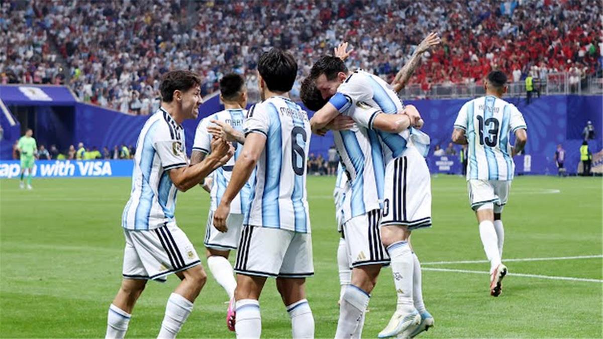 حكم مباراة الأرجنتين وسويسرا في كأس العالم