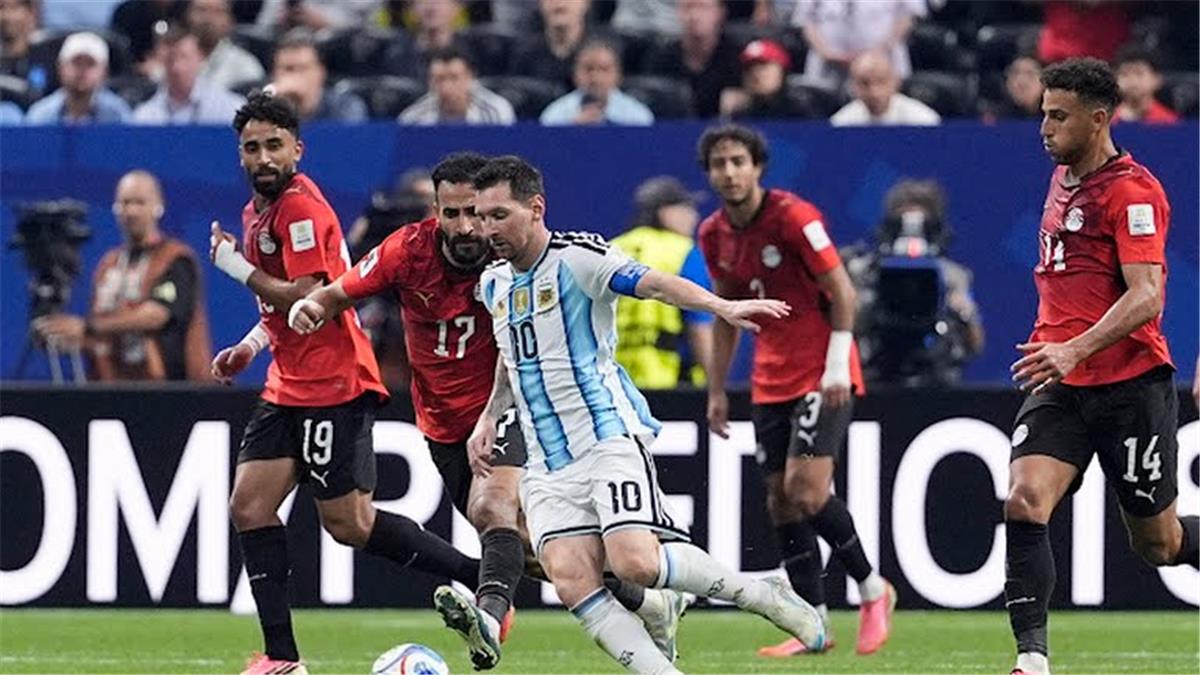 “فوت ميركاتو” يشيد بنجم منتخب مصر: أصبح حديث الساعة بعد كأس العالم