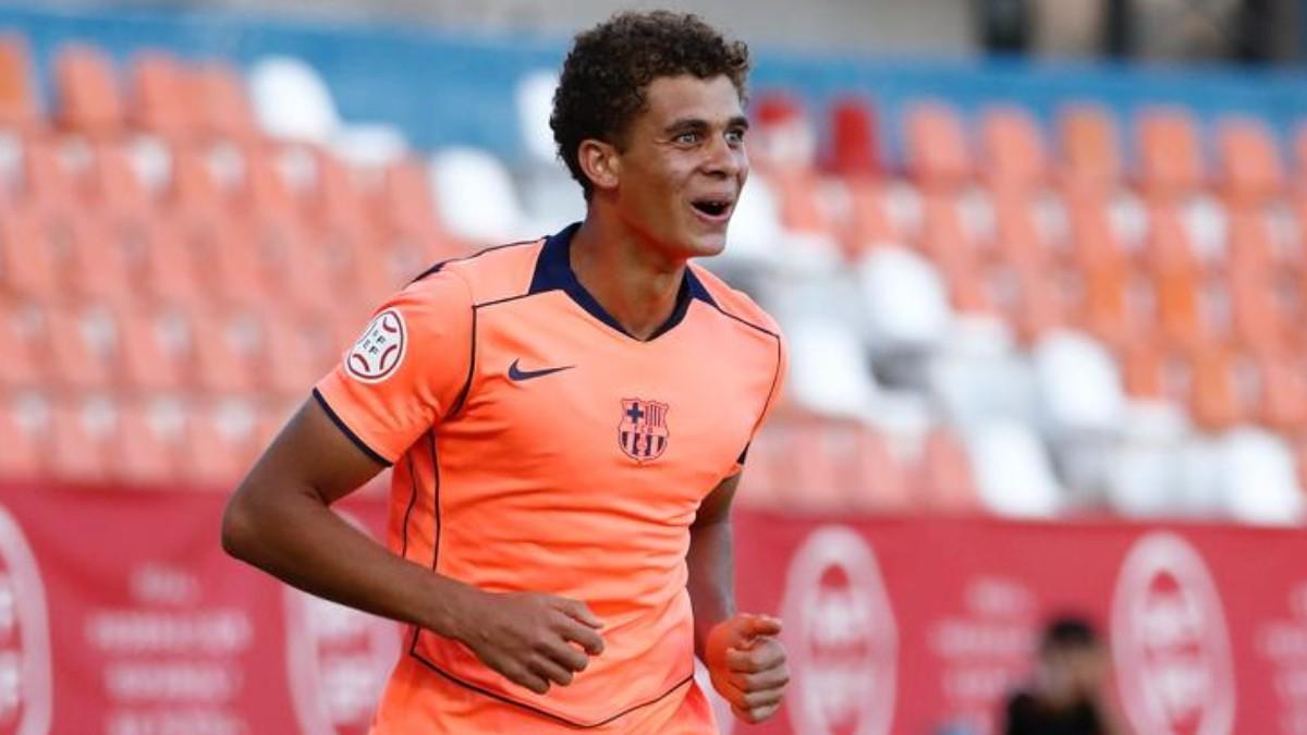 فيديو | “انتظروه لالتقاط الصورة”.. برشلونة يتغنى بإنجاز جديد لـ حمزة عبد الكريم