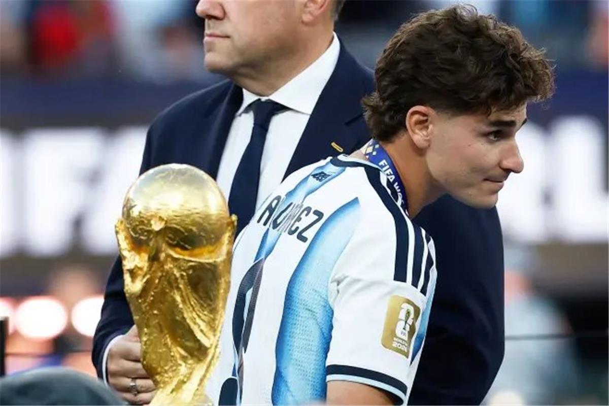 أتلتيكو مدريد يتخذ قرارًا جديدًا تجاه جوليان ألفاريز