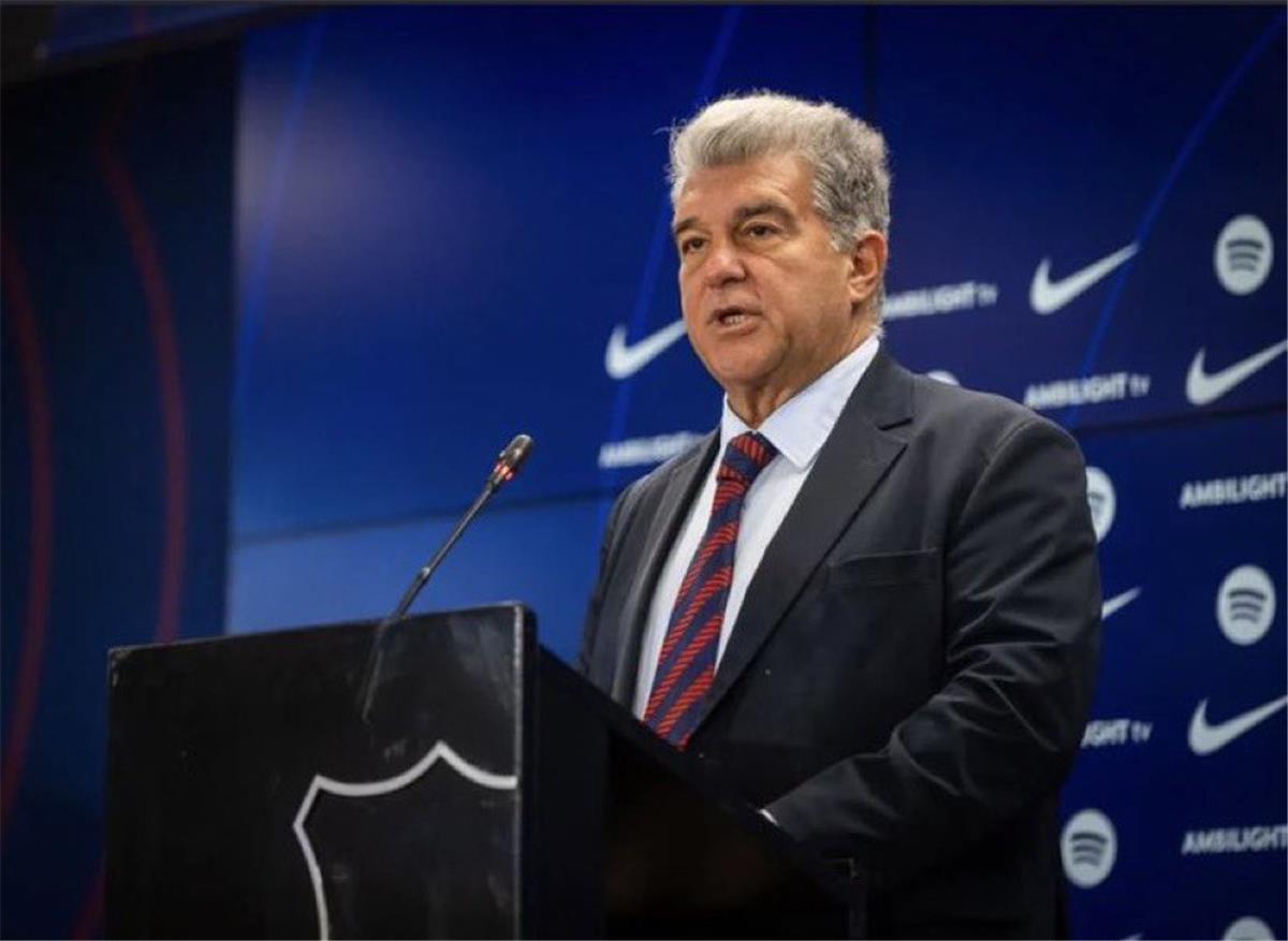 سبب غياب لابورتا عن مرافقة بعثة برشلونة في إنجلترا