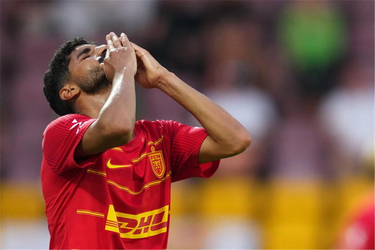 إبراهيم عادل يساهم في فوز نورشيلاند الساحق على جايس في دوري المؤتمر الأوروبي